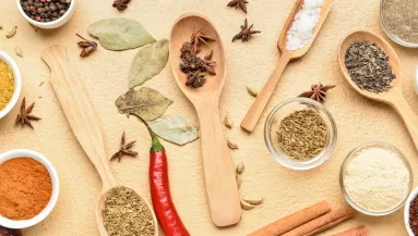 Ez a 2 fűszer hatalmas segítség: eltünteti a puffadást és a leheletet is frissíti