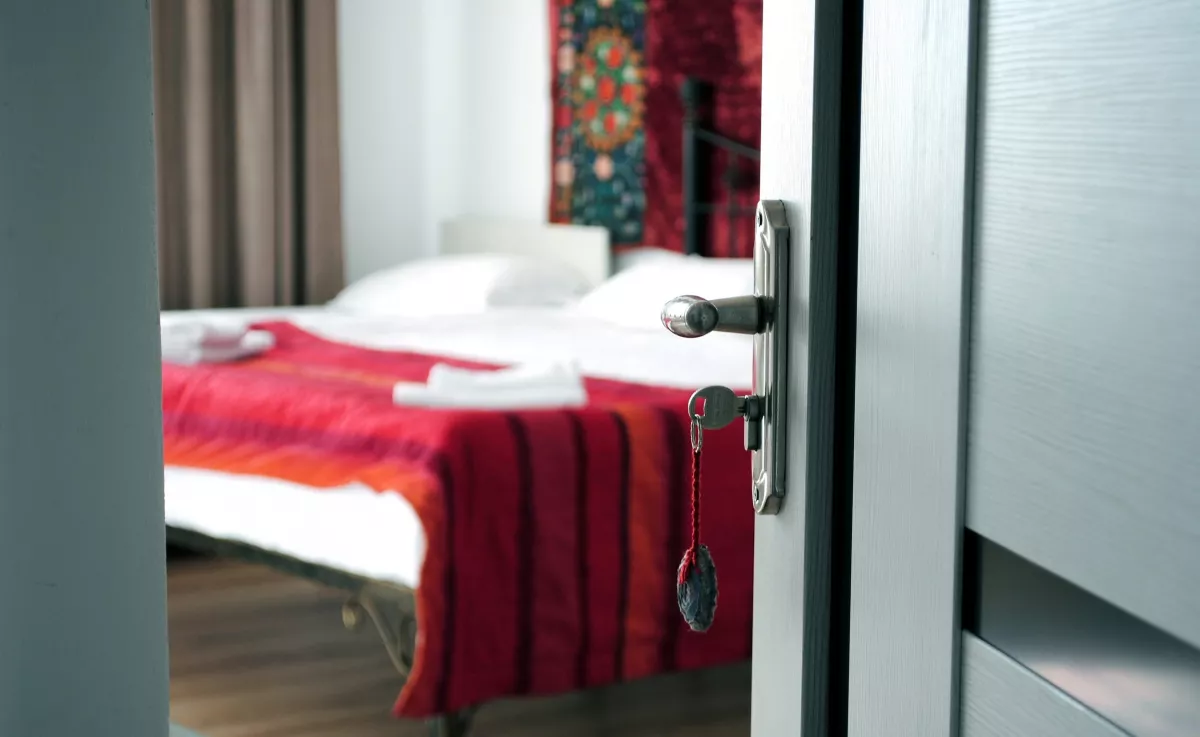 Nyitott vagy csukott ajtónál alszol? Így árulja el a személyiségedet