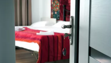 Nyitott vagy csukott ajtónál alszol? Így árulja el a személyiségedet