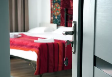 Nyitott vagy csukott ajtónál alszol? Így árulja el a személyiségedet