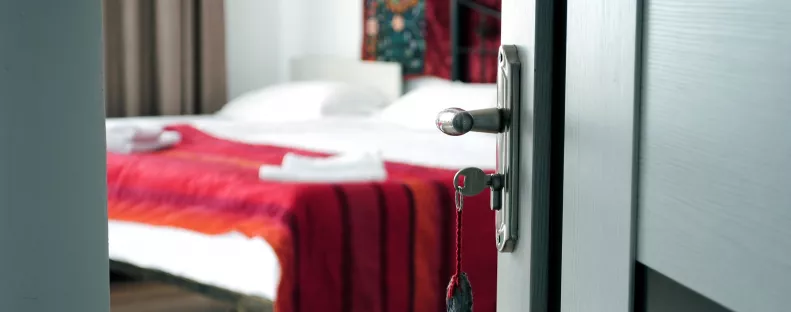 Nyitott vagy csukott ajtónál alszol? Így árulja el a személyiségedet