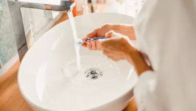 50 felett másképp kell fogat mosnod: így maradnak egészségesen a fogaid