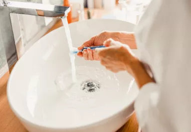 50 felett másképp kell fogat mosnod: így maradnak egészségesen a fogaid