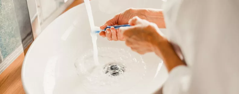 50 felett másképp kell fogat mosnod: így maradnak egészségesen a fogaid