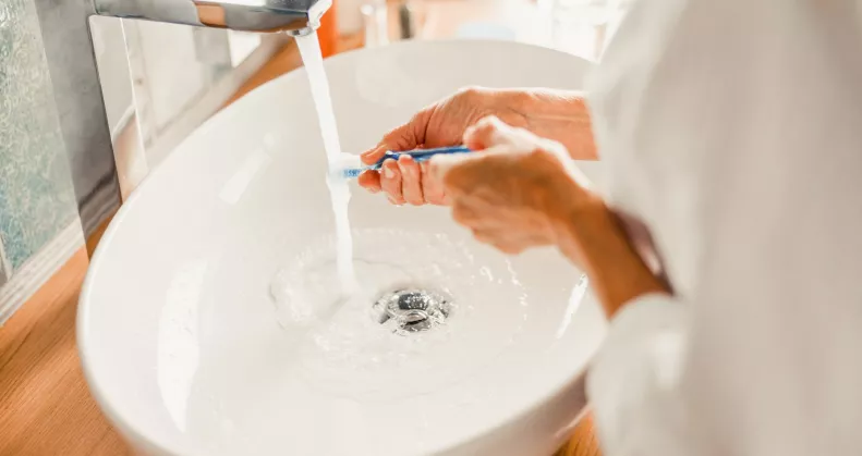 50 felett másképp kell fogat mosnod: így maradnak egészségesen a fogaid
