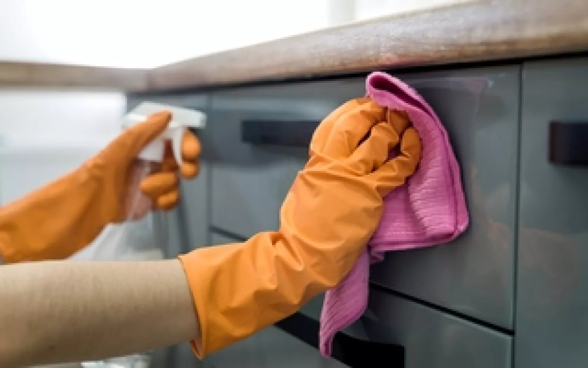 Így távolítsd el a ragadós zsírfoltokat a konyhaszekrényekről – van egy trükk, amit sokan kihagynak