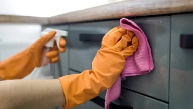 Így távolítsd el a ragadós zsírfoltokat a konyhaszekrényekről – van egy trükk, amit sokan kihagynak