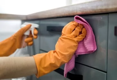 Így távolítsd el a ragadós zsírfoltokat a konyhaszekrényekről – van egy trükk, amit sokan kihagynak