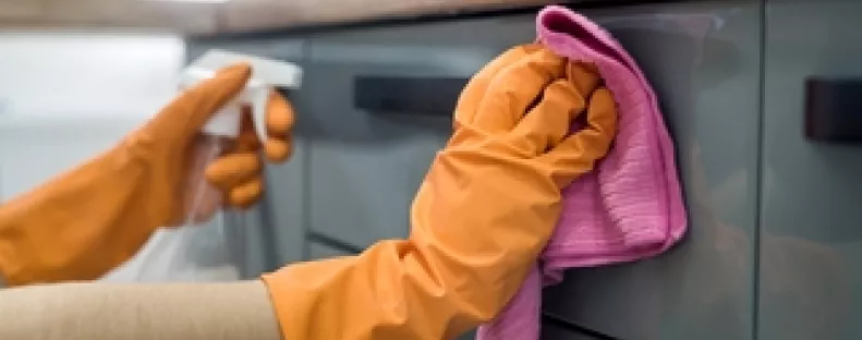 Így távolítsd el a ragadós zsírfoltokat a konyhaszekrényekről – van egy trükk, amit sokan kihagynak