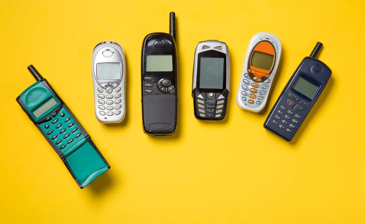 Újra trend a „butatelefon” – ezért választják őket egyre többen