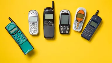 Újra trend a „butatelefon” – ezért választják őket egyre többen