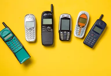 Újra trend a „butatelefon” – ezért választják őket egyre többen