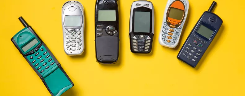Újra trend a „butatelefon” – ezért választják őket egyre többen