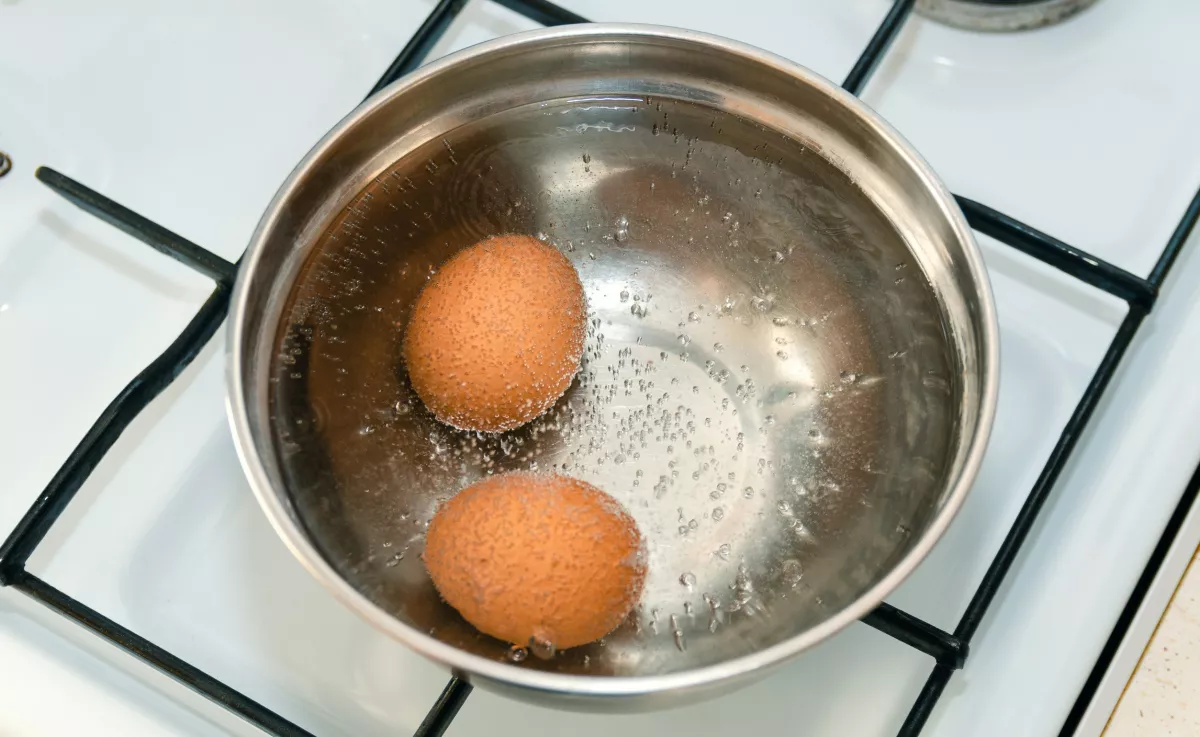 Magától leválik a tojás héja, csak add ezt a forrásban lévő vízhez