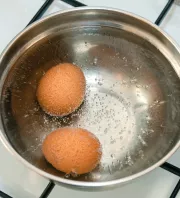 Magától leválik a tojás héja, csak add ezt a forrásban lévő vízhez