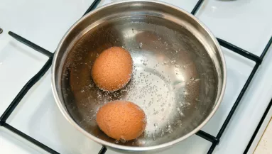 Magától leválik a tojás héja, csak add ezt a forrásban lévő vízhez