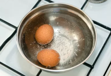 Magától leválik a tojás héja, csak add ezt a forrásban lévő vízhez