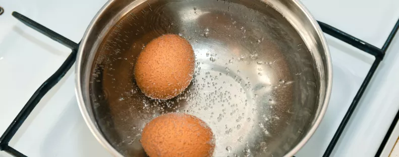 Magától leválik a tojás héja, csak add ezt a forrásban lévő vízhez