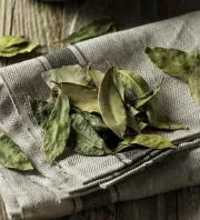 Ezért tesznek egyre többen babérlevelet a szőnyeg alá – a hatás meglepő