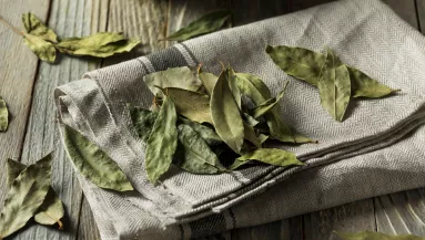 Ezért tesznek egyre többen babérlevelet a szőnyeg alá – a hatás meglepő