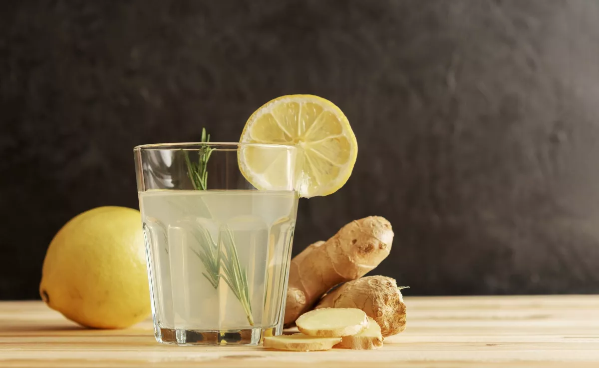 Nem a citrom vagy a gyömbér: ezt sokan a reggeli víz „csendes helyettesítőjeként” isszák