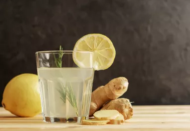 Nem a citrom vagy a gyömbér: ezt sokan a reggeli víz „csendes helyettesítőjeként” isszák