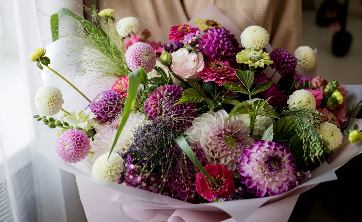 A virágkötők titka: ha így vágod le a szárat, akár két héttel tovább frissek maradnak a virágok