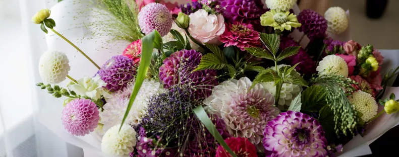 A virágkötők titka: ha így vágod le a szárat, akár két héttel tovább frissek maradnak a virágok