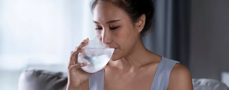 Vízivás evés közben rontja az emésztést? Sokan teljesen félreértik ezt