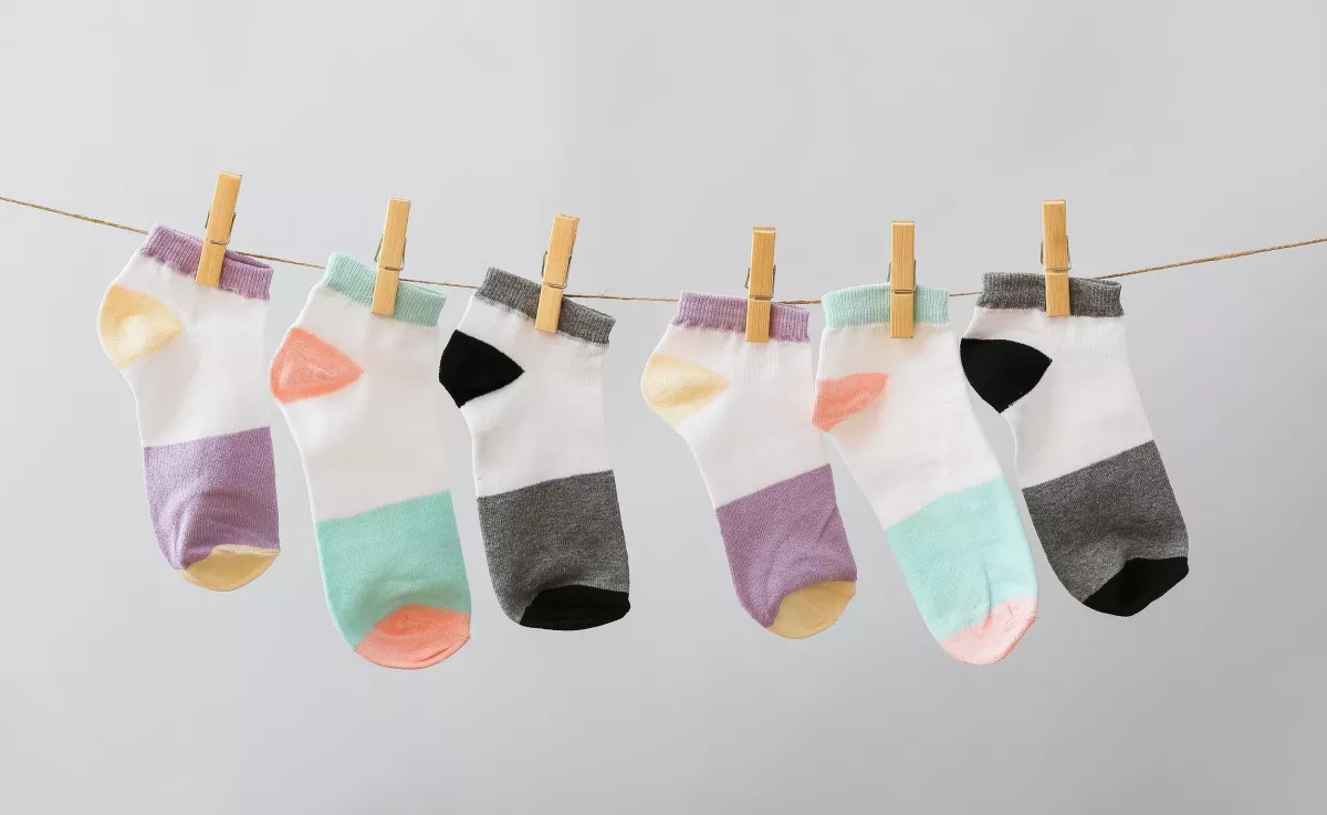 Hová tűnnek a zoknik mosás közben? Itt keresd, ha a mosógép „eltehette” őket