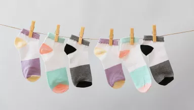 Hová tűnnek a zoknik mosás közben? Itt keresd, ha a mosógép „eltehette” őket