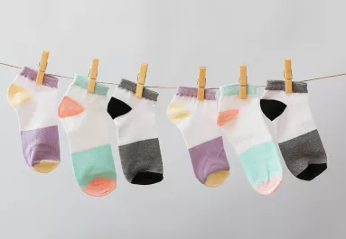 Hová tűnnek a zoknik mosás közben? Itt keresd, ha a mosógép „eltehette” őket