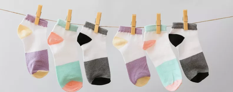 Hová tűnnek a zoknik mosás közben? Itt keresd, ha a mosógép „eltehette” őket