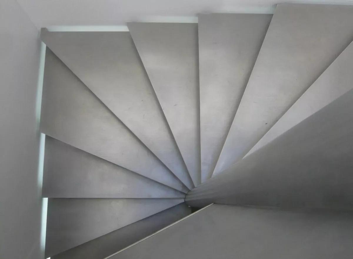 Modern lépcsőmegoldások gipszbeton technológiával