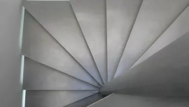 Modern lépcsőmegoldások gipszbeton technológiával