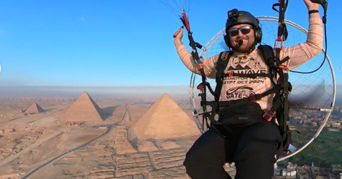 The paratrooper flew over the pyramid of Cheops: what he saw at the top shocked the world